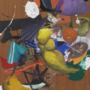 Das Gemälde zeigt eine dynamische, vielschichtige Komposition mit fragmentierten Körperformen, kräftigen Gelb-, Violett- und Brauntönen sowie expressiven Pinselspuren. Im Zentrum sind überdimensionierte Gliedmaßen, ein Basketball und abstrakte Formen zu erkennen, die an Bewegung und Spannung erinnern. Der Hintergrund aus Holzstruktur verleiht dem Bild eine rohe, materielle Wirkung.