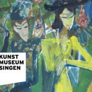 Ausstellungsbanner »Zusammenspiel. Die Höri-Künstler.« vor einem farbigen Gemäldeausschnitt mit zwei Figuren.