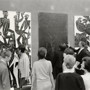 Schwarz Weiß Foto der Documenta III mit Werken von HAP Grieshaber 