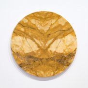 Marmor-Tondo aus zwei gespiegelten Hälften, ein Werk der Künstlerin Linda Carrara
