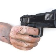 Daniel Wagenblast, Handpistole 1, 2019, Holz bemalt, 67 x 113 x 10 cm