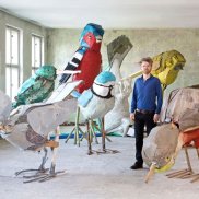 Blick in das Atelier des Künstlers, Foto: Matthias Garff Der Künstler Matthias Garff steht in seinem Atelier zwischen seinen überlebensgroßen Vogelskulpturen
