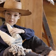 Petit garçon en tenue quotidienne du Kochersberg au début du XXè siècle