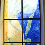 Vitrail d'église de création contemporaine invitant à un voyage à travers les Ecritures bibliques.