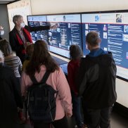 Eine Führungsgruppe in der Ausstellung