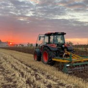 Traktor Traktor pflügt Feld