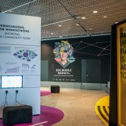 Mercedes-Benz Museum. Sonderausstellung DER MOBILE MENSCH – DEINE WEGE. DEINE ENTSCHEIDUNGEN. DEINE ZUKUNFT. 15. September 2023 bis 17. November 2024. Foto der Ausstellung auf Ebene 0 des Mercedes-Benz Museums. Mercedes-Benz Museum. Sonderausstellung DER MOBILE MENSCH – DEINE WEGE. DEINE ENTSCHEIDUNGEN. DEINE ZUKUNFT.