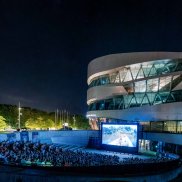 Mercedes-Benz Museum, Open Air Kino. Foto aus dem Jahr 2022, European Outdoor Film Tour. Mercedes-Benz Museum, Open Air Kino. Foto aus dem Jahr 2022, European Outdoor Film Tour.
