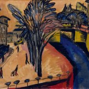 Ernst Ludwig Kirchner stellt in diesem Gemälde das Engelufer in Berlin dar. Von einem erhöhten Standpunkt richtet sich der Betrachterblick auf den Luisenkanal. Die rechte Bildhälfte zeigt eine Ecke einer Promenade auf der klein und auf wenige Linien reduziert, Personen angedeutet sind. Auf der Promenade ist eine große Baumallee angedeutet. Rechts im Hintergrund kann man die beiden Türme der Melanchthonkirche erkennen. Im linken Bildteil sieht man den blauen Fluss. Die Farben sind expressiv, intensiv.