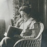 Hélène Bresslau-Schweitzer lit un livre sur le compositeur Bach