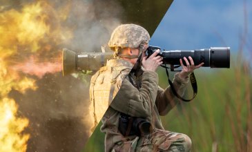 Le spécialiste Michael N., de la Garde nationale de l'armée de l'Oregon,  tire avec l'arme antiblindage légère et confinée M136E1 AT4-CS, lors du concours du meilleur guerrier de la Garde nationale de la région VI 2018, à la base conjointe d'Elmendorf-Richardson, en Alaska, le 15 mai 2018.