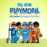 Plakat der Ausstellung "We Love PLAYMOBIL. 50 Jahre Spielgeschichte(n): Zu sehen sind fünf PLAYMOBIL-Figuren aus 5 Jahrzehnten (ein Bauarbeiter, ein Clown, eine Frau in viktorianischer Kleidung, ein römischer Legionär und eine Frau in moderner Kleidung). Darüber der Titel der Ausstellung.