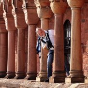 Der Fotograf Horst Hamann auf der Zwerggalerie des Speyerer Doms.