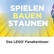 Plakat zur Ausstellung „Spielen. Bauen. Staunen. Das LEGO® Fanabenteuer“.