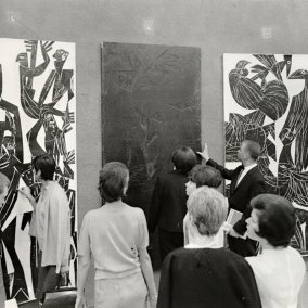 Schwarz Weiß Foto der Documenta III mit Werken von HAP Grieshaber 