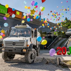 Unimog with Balloons