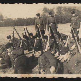 Historische Fotografie aus dem Niemann-Album, posierende Trawniki-Männer in Sobibor (1942/43). © United States Holocaust Memorial Museum collection, Schenkung des Bildungswerk Stanislaw-Hantz.