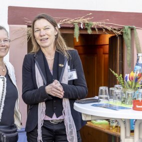 La maire Diana Stöcker avec la présidente de l'association Desirée Thudichum