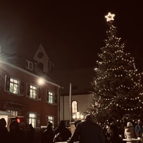 Marché de Noël devant le musée