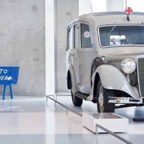 Blick in die neue „Now on View“-Ausstellung im Mercedes-Benz Museum in Stuttgart – hier mit einem Werk von Finnegan Shannon, Do you want us here or not (KAH), 2023 - ongoing. Edelstahl, Lack, Mercedes-Benz Art Collection. © Finnegan Shannon. Foto: Jürgen Altmann, Stuttgart. Die Verwendung dieses Fotos ist nur im Zusammenhang mit einer redaktionellen Berichterstattung über die Ausstellung „Now on View“ vom 11. November 2025 bis 31. Oktober 2027 im Mercedes-Benz Museum gestattet.