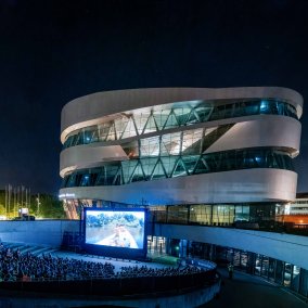 Mercedes-Benz Museum, Open Air Kino. Foto aus dem Jahr 2022, European Outdoor Film Tour.