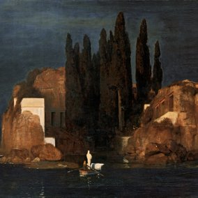 Eine Insel im Dunklen mit Zypressen und weissen Gebäuden.