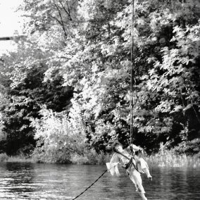 Mo Diener, Grind, 1990, performance, Kornhausbrücke Zurich, collaboration avec Michael Elber et autres. Photo : Heinz Dolderer, archives Mo Diener