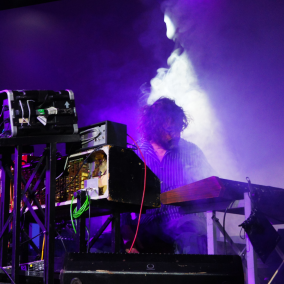 Hans-Jaooahim Irmler en direct à l'orgue et au synthétiseur - image atmosphérique 