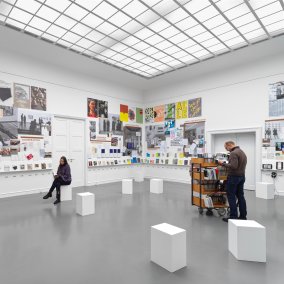Selber Ort, andere Zeit - 70 Jahre Künstlerbund Baden-Württemberg, 2025, salle d'archives, vue de l'exposition © Staatliche Kunsthalle Baden-Baden, Stefan Altenburger Photography, Zurich