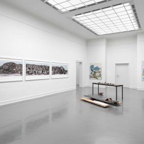 Selber Ort, andere Zeit - 70 Jahre Künstlerbund Baden-Württemberg, 2025, vue de l'exposition © Staatliche Kunsthalle Baden-Baden, Stefan Altenburger Photography, Zurich