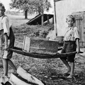 Garçons de la maison d'éducation du Sonnenberg au travail à Kriens, 1944. Dépôt de la Fondation Gottfried Keller, Photo_Paul Senn