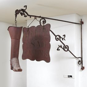 Schild "Hôtel des XIII cantons" Ende des 18. Jh. Schmiedeeisen und bemaltes Blech Sammlungen der Museen von Montbéliard © P. Guenat