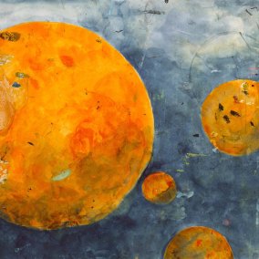 Man sieht mehrere orangene Kreise auf einem blauen Hintergrund. Das Bild ist in Aquarellfarben gemalt und erinnert an das Weltall, Wasser oder Orangen.