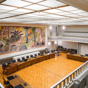 Ratssaal im Rathaus Singen mit dem farbintensiven Wandbild „Krieg und Frieden“ von Otto Dix. Ansicht von der Besucherempore. 