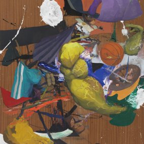 The painting shows a dynamic, multi-layered composition with fragmented body shapes, strong yellow, purple and brown tones and expressive brushstrokes. In the center are oversized limbs, a basketball and abstract forms reminiscent of movement and tension. The wood-textured background lends the painting a raw, material effect.