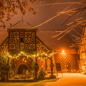 L'Écomusée d'Alsace, illuminé de guirlandes, sous la neige