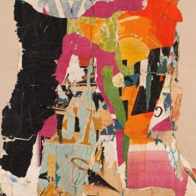 On peut voir ici un détail d'un collage de papier coloré réalisé par Raymond Hains. À partir de fragments d'affiches, celui-ci transforme le quotidien en œuvre d'art.