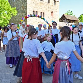 Frühlingsrunde mit jungen elsässischen Bäuerinnen in traditionellen Kostümen