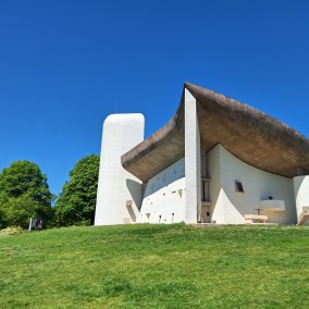 On aperçoit une chapelle massive et blanche 