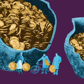 On voit deux sacs remplis de pièces de monnaie ainsi que trois personnes à vélo qui tiennent des pièces dans les mains