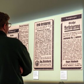 Homme regarde panneau de l'exposition