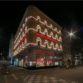 Fassade mit Weihnachtsbeleuchtung