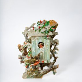 Titel: Dreidimensionale antike Weihnachtskarte, Verschneites Vogelhäuschen mit Vögeln und Stechpalmenzweigen. Schrift "A Merry Christmas to you". Material: Karton, lithografiert, © Foto: Matthias Willi, SWMB, Basel.