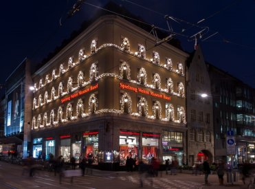 Fassade mit Weihnachtsbeleuchtung