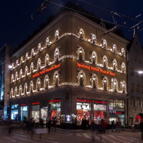 Weihnachtsbeleuchtung am Spielzeug Welten Museum Basel