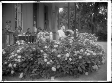 Terrasse devant un pavillon de femmes au « Friedmatt », vers 1930, archives photographiques UPK