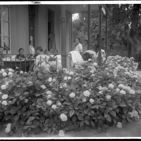 Terrasse devant un pavillon de femmes au « Friedmatt », vers 1930, archives photographiques UPK