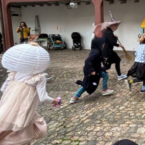 Halloween Verkleidete Kinder rennen über den Museumshof