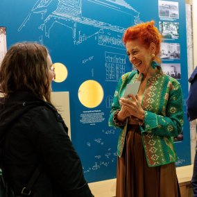 Leute reden in der Ausstellung