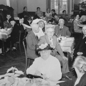 Schwarzweissfoto Menschen im Speisesaal